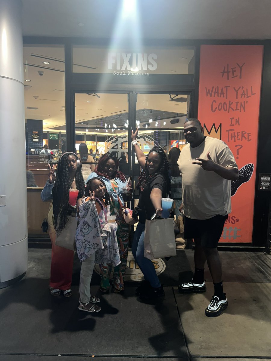 MsSmall2016's tweet image. Getting all the Fixins and red Kool-Aid @FixinsKitchens 😁😁! It’s the people for me! Learning in sessions during the day &amp;amp; having fun together afterward around the city of LA! @AP_Fagan @jbland100  #Transformative21 @CahnFellowship  @wardellhunterED