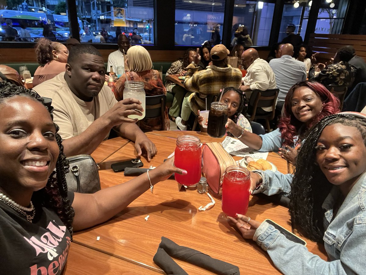 MsSmall2016's tweet image. Getting all the Fixins and red Kool-Aid @FixinsKitchens 😁😁! It’s the people for me! Learning in sessions during the day &amp;amp; having fun together afterward around the city of LA! @AP_Fagan @jbland100  #Transformative21 @CahnFellowship  @wardellhunterED