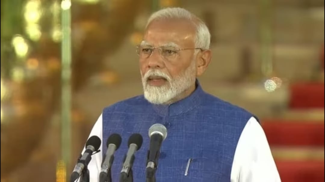 capri7667's tweet photo. Hearty congratulations to Modiji for tiding against all  odds and taking the oath today for the 3 rd term , our dreams and ambitions for a  strong and advanced Bharat are riding on your able and capable shoulder, Jai Hind!! https://t.co/h3cCMD56tM