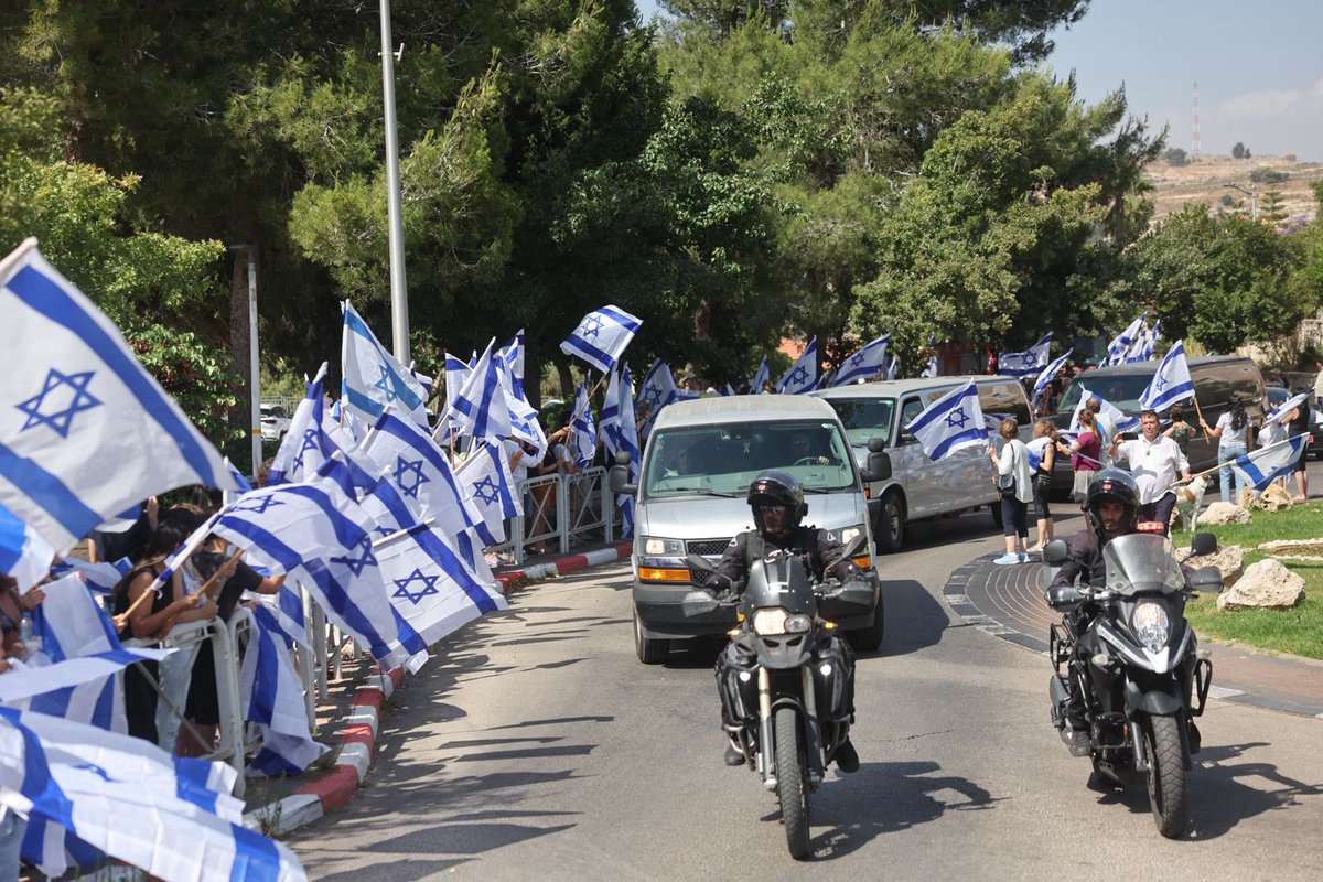 StandWithUs's tweet photo. Thousands of Israelis come out to show their respect at the funeral procession of Arnon Zamora (36), a Yamam fighter, who was tragically killed yesterday during the heroic hostage rescue mission in Gaza that returned home Noa Argamani, Almog Meir, Shlomi Ziv, and Andrey Kozlov. May his memory be a blessing. 🕯️
Photos by Yonatan Sindel/Flash90