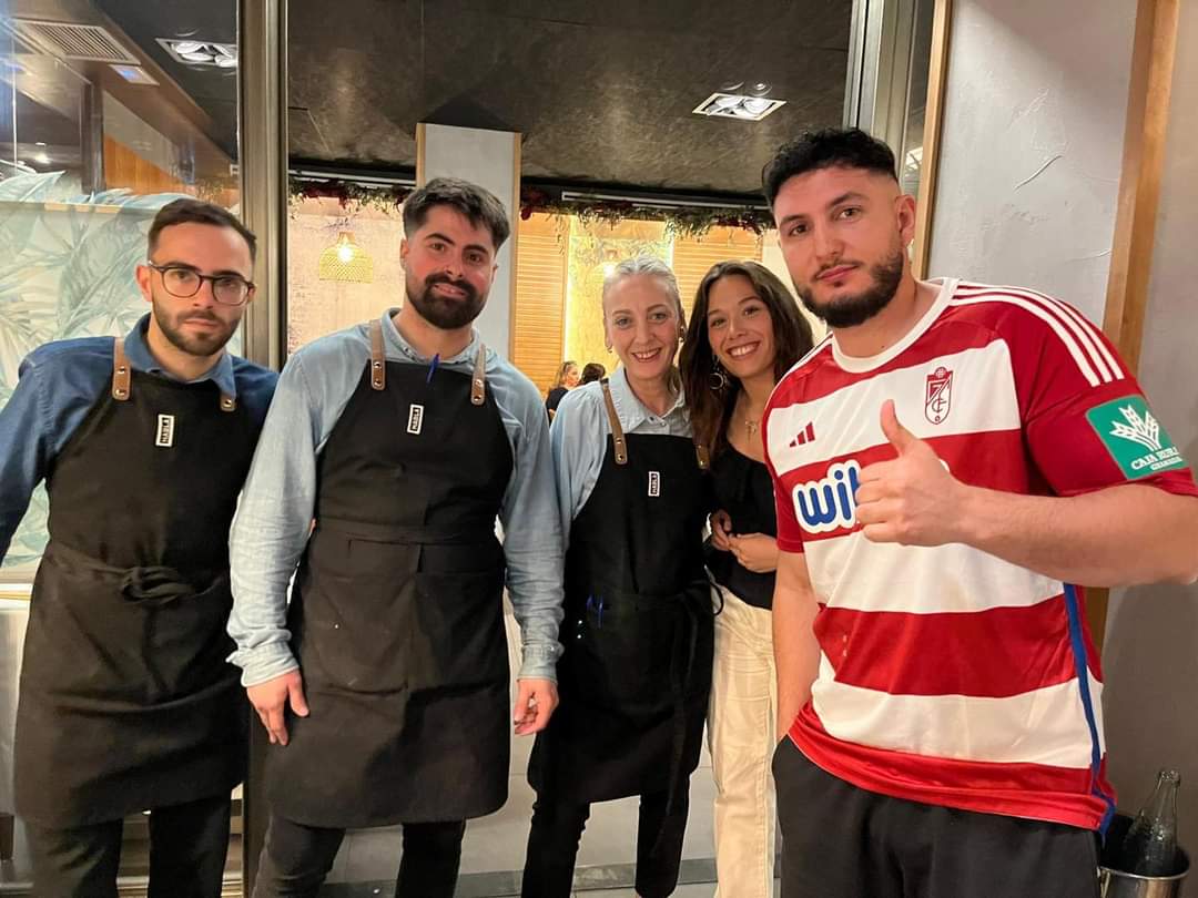 succo_plasencia's tweet photo. Omar Montes en Succo. Nuestro chupinazo particular de las ferias. ¡Gracias por elegirnos!❤️

#preferias #feriasplasencia #omarmontes #plasencia #succorestaurante #restauranteplasencia #restaurantesucco https://t.co/37B5rMtPiV