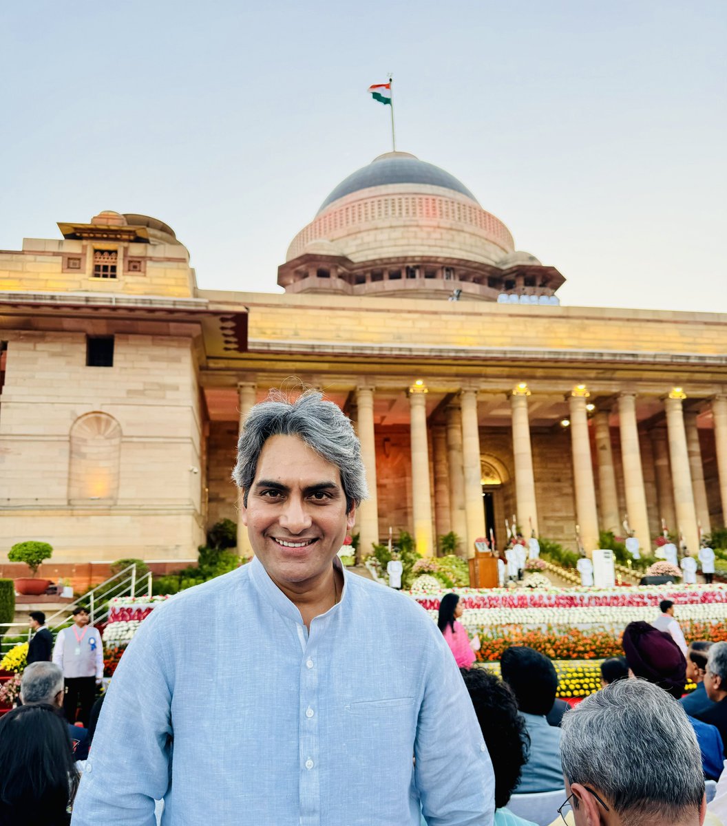 sudhirchaudhary's tweet photo. At the Rashtrapati Bhawan for the #ModiGovt swearing in ceremony 
#ModiCabinet #OathCeremony https://t.co/rwgddGa3Rr
