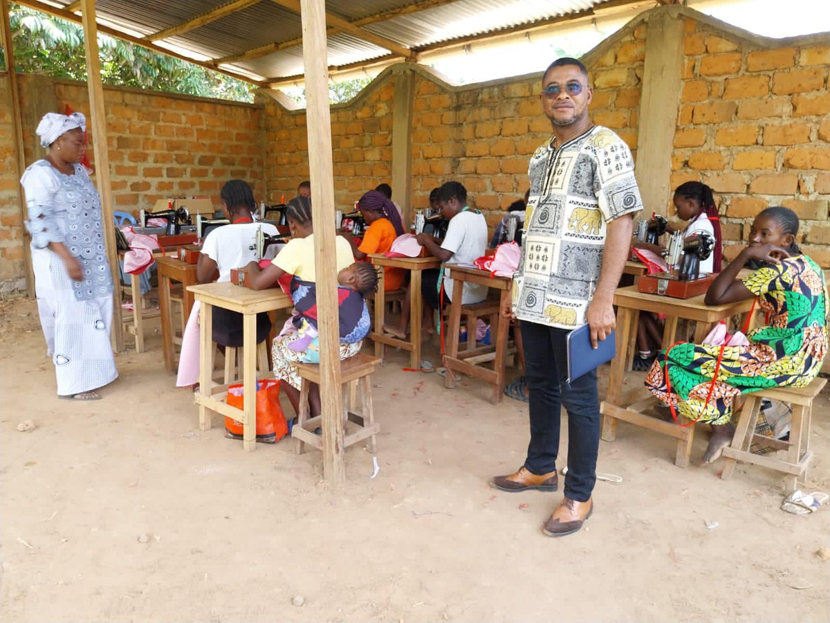 FOFRALO's tweet photo. Activités du Président du Conseil d'Administration @NdoSiya du 19/01 au 03/02/24 au siège de @FOFRALO à Mbanza-Ngungu au Kongo Central. Visites des sites avec les collaborateurs et les hôtes et partenaires. https://t.co/rpClGrlqfh