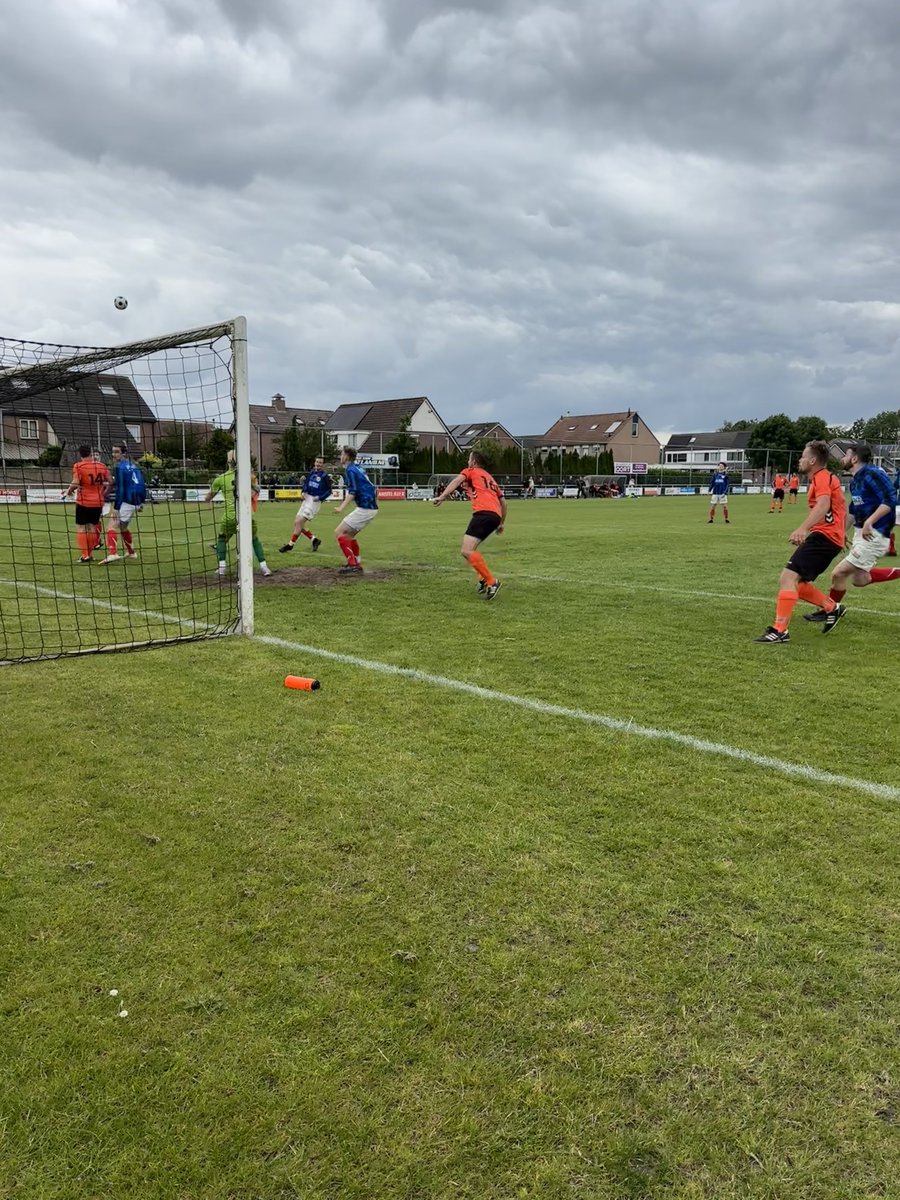 Maat_FC's tweet photo. Mede dankzij een héle vroege 1-0 hadden de oranje-zwarte Wanneperveners niet zo heel veel last van Vierde Klasser ‘Met Kracht Vooruit 1929’, al viel de beslissing pas nadat de Leeuwarders na een uur met een mannetje minder verder moesten… https://t.co/6RConzlZwH
