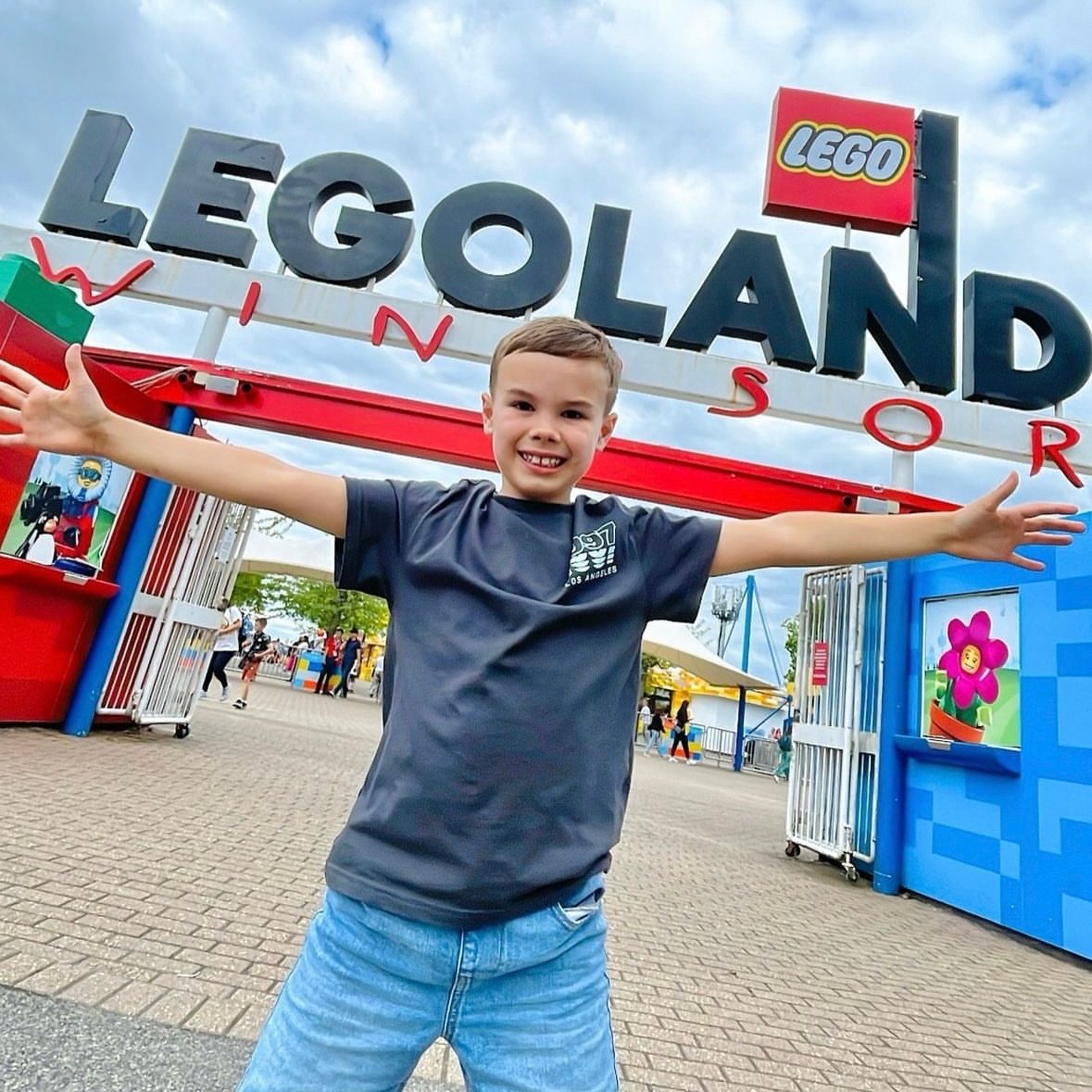 LEGOLANDWindsor's tweet photo. Did you really go to LEGOLAND® if you didn’t get the iconic entrance pic… 🤭

📸: @Charllryan @jollyjauntclub @liz.carta_fajardo (IG)

#LEGOLANDWindsor #LEGOLAND #LEGO https://t.co/9b5Nxju57s