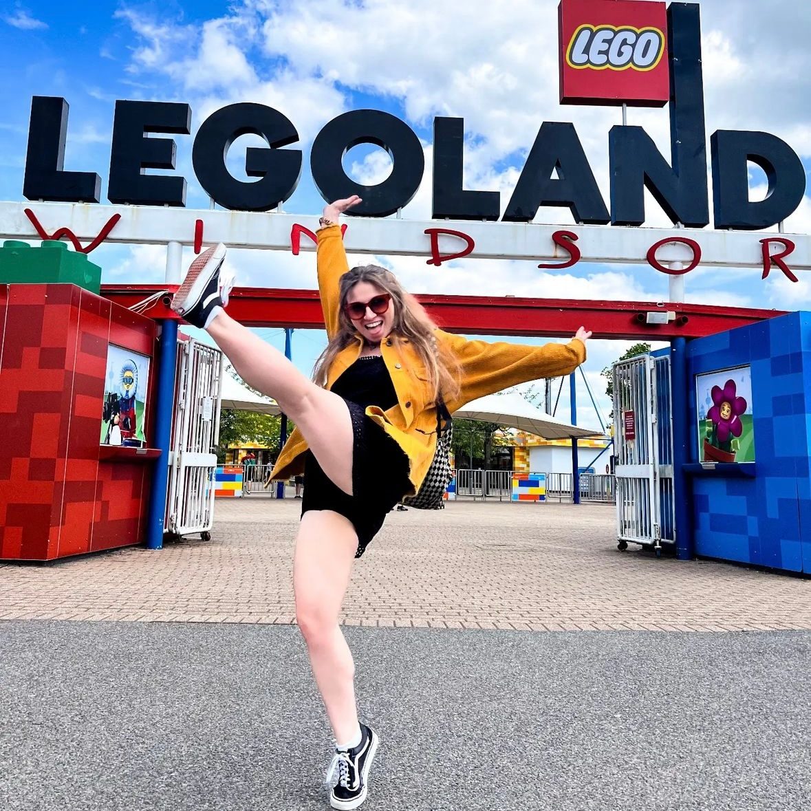 LEGOLANDWindsor's tweet photo. Did you really go to LEGOLAND® if you didn’t get the iconic entrance pic… 🤭

📸: @Charllryan @jollyjauntclub @liz.carta_fajardo (IG)

#LEGOLANDWindsor #LEGOLAND #LEGO https://t.co/9b5Nxju57s