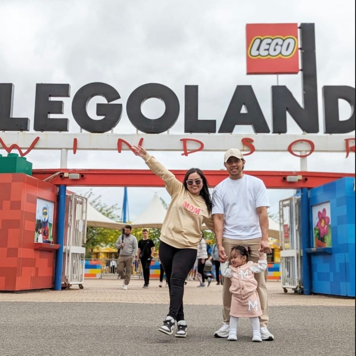 LEGOLANDWindsor's tweet photo. Did you really go to LEGOLAND® if you didn’t get the iconic entrance pic… 🤭

📸: @Charllryan @jollyjauntclub @liz.carta_fajardo (IG)

#LEGOLANDWindsor #LEGOLAND #LEGO https://t.co/9b5Nxju57s