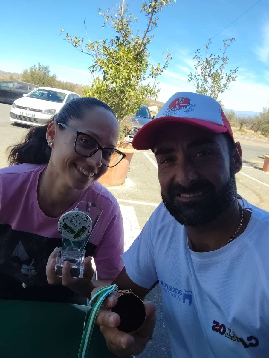 Esta mañana nuestro compañero Carlos ha conseguido el 2 puesto en Veteranos A y 3 puesto en corredor local en Tabernas.
Enhorabuena 
Siempre es Posible