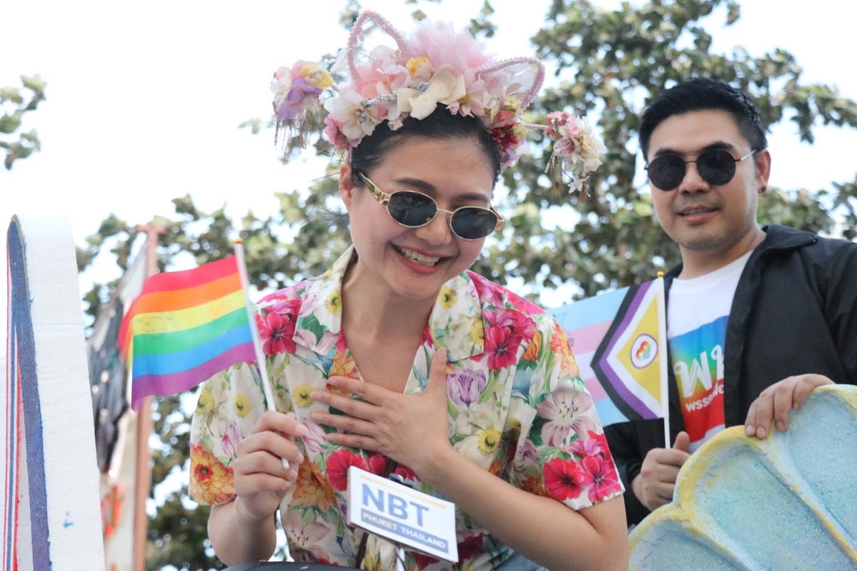 j_sindhuprai's tweet photo. มาร่วมงาน #phuketpride2024 แบบว่าเลือกเครื่องหัวไม่ถูก เลยเอามา 2 แบบเลยค่ะ ชอบอันไหนคะ 😆🏳️‍🌈 https://t.co/an8hKUeePb