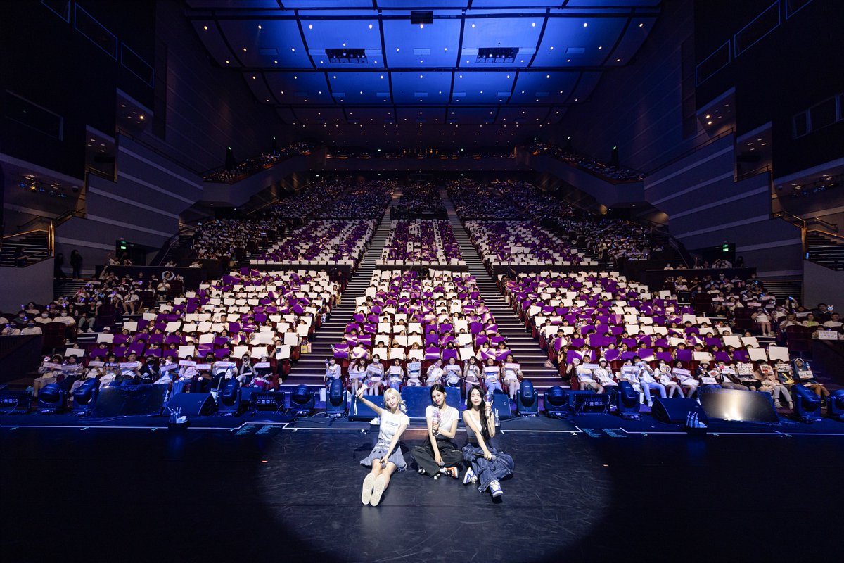 [#VIVId_dayZ] 📸

2024 VIVIZ WORLD TOUR [V.hind : Love and Tears] in TAIPEI 완료✨

벅찬 마음을 표현하기엔 모든 게 작게 느껴지지만 사랑하는 마음은 무엇보다 커요🫧 많은 사랑과 응원 너무 감사합니다💙

#VIVIZ #비비지
#EUNHA #은하 
#SINB #신비 
#UMJI #엄지
#Vhind_LoveandTears