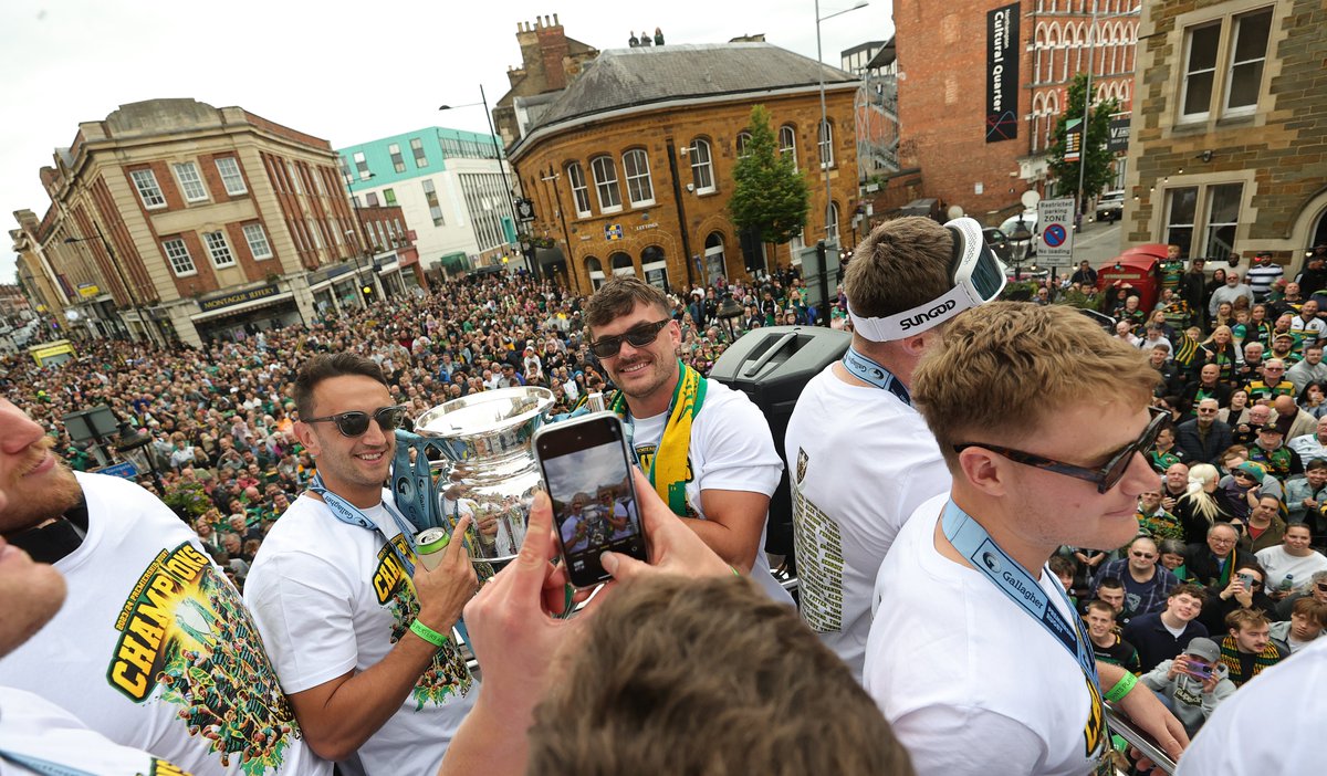 premrugby's tweet photo. Northampton has SHOWN UP 🤯

A hero's welcome for @SaintsRugby 😇

#GallagherPrem https://t.co/VP1c0zGmji