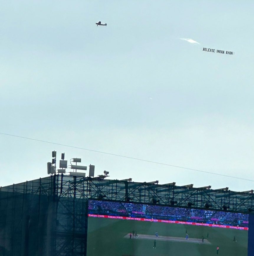 ArfaSays_'s tweet photo. An aeroplane flies over NewYork Cricket Stadium with a banner "RELEASE IMRAN KHAN". This is big by PTI supporters! #T20WorldCup https://t.co/cAE8XQyzT6
