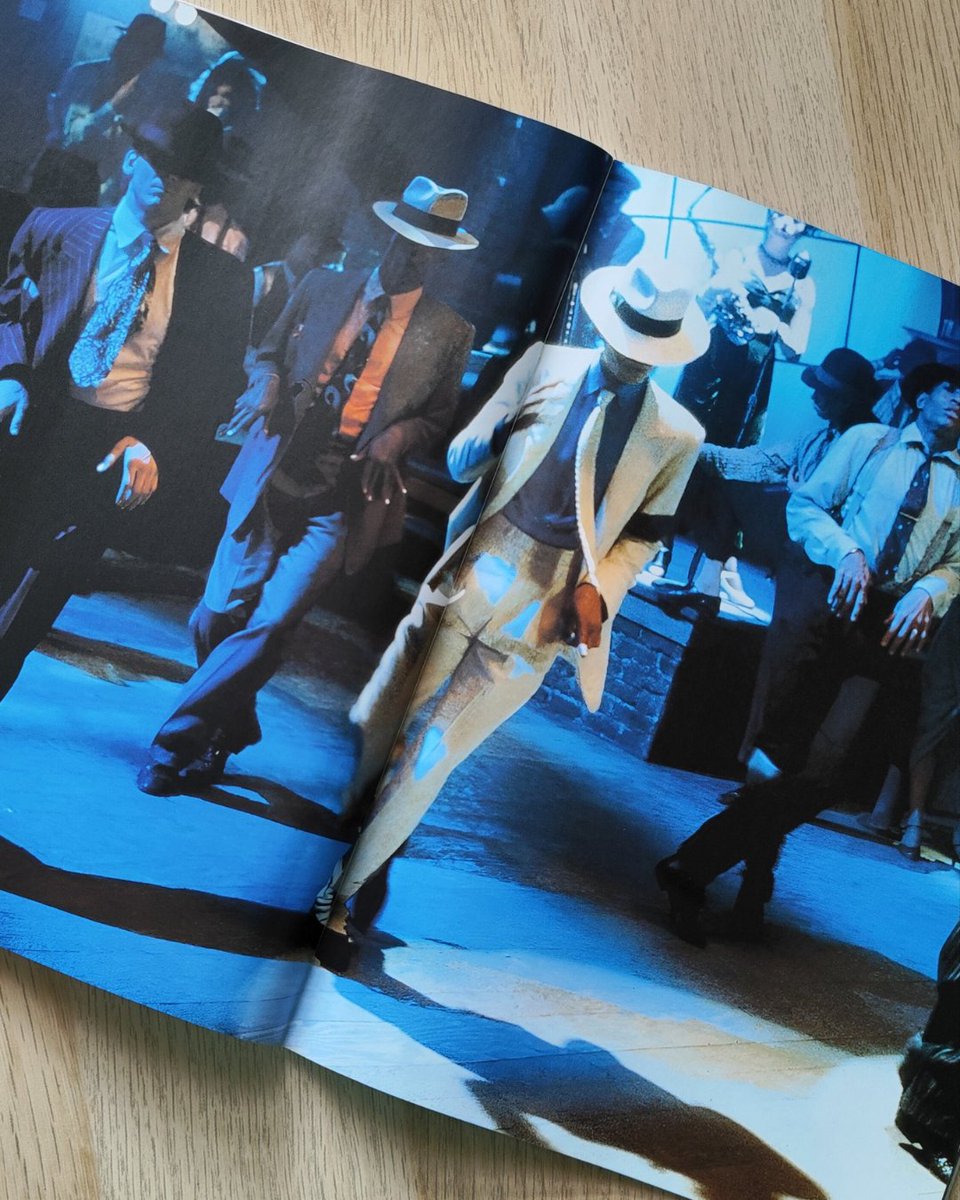 BLescowMJ's tweet photo. ¡Ya está aquí Blescow Magazine N°5: Bad! Exploramos el icónico álbum "Bad" de Michael Jackson: su creación, singles, Bad Tour y el nuevo apartado con artículos de colección. Los primeros 50 compradores recibirán un póster.

Consigue tu ejemplar y sé el "Baddest".

¡SHAMONNNE! 🔥 https://t.co/SmoaVxCcyg