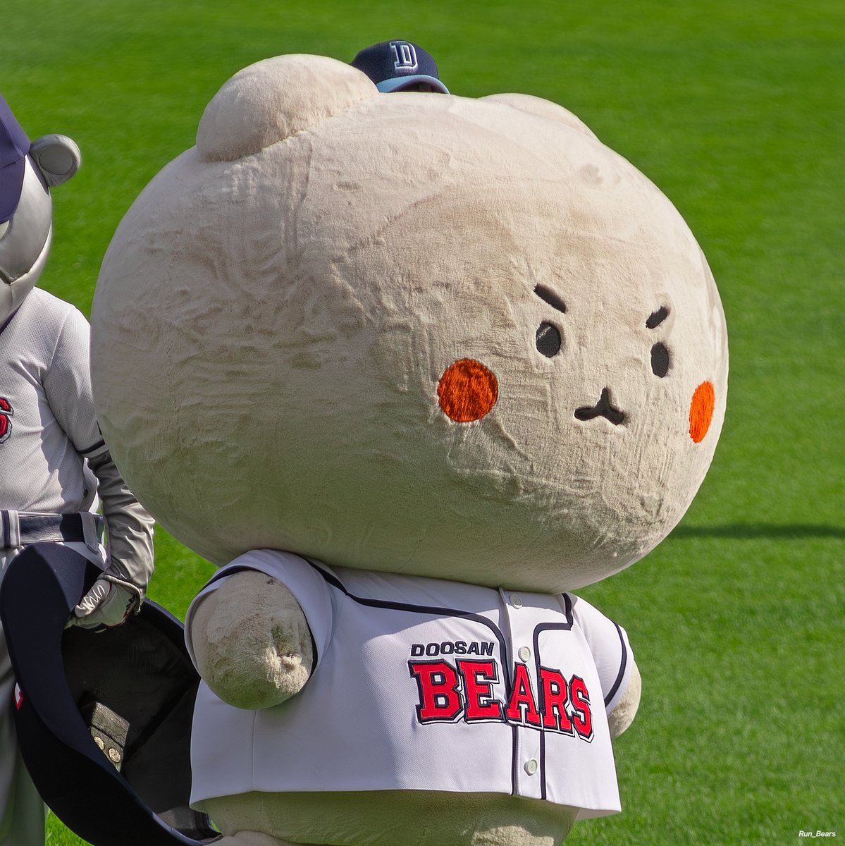 Run_Bears's tweet photo. ╭ ◜◝ ͡ ◜◝ ͡  ◜◝ ╮ 
        내 모자.....             
╰ ◟◞ ͜  ◟ ͜   ◟◞ ╯                 
                      O                                                                                  
                         °. https://t.co/X3oxJGi5Zc