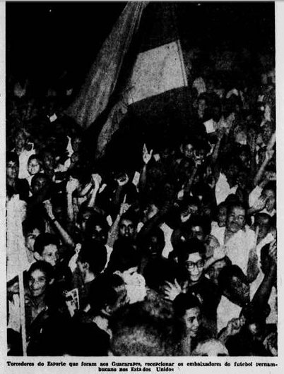 Sport_Campeao68's tweet photo. ISL 1963: MULTIDÃO RECEBE O SPORT NO AEROPORTO
Reconhecendo a valorosa campanha do Sport na International Soccer League, milhares de torcedores receberam o Sport no Aeroporto do Guararapes, saudando os atletas leoninos. https://t.co/YdWlnCjdQY