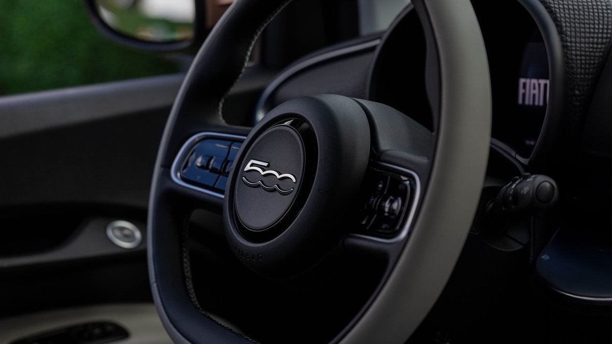 FIATUSA's tweet image. The winning shade? Rose Gold. 🏁