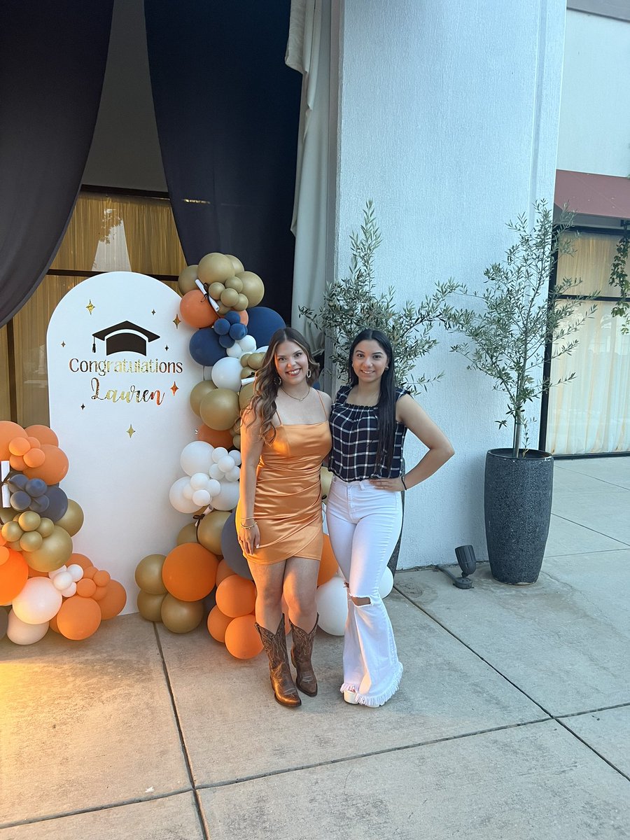 DoraOrt07979149's tweet photo. Celebrating Lauren’s graduation 👩🏻‍🎓 https://t.co/0maVhGImvn