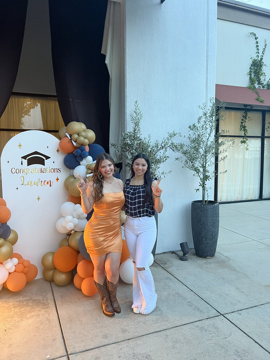 DoraOrt07979149's tweet photo. Celebrating Lauren’s graduation 👩🏻‍🎓 https://t.co/0maVhGImvn
