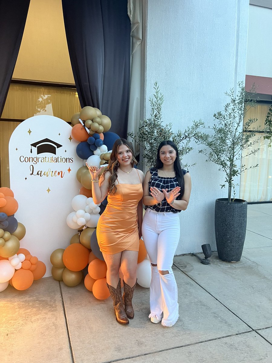 DoraOrt07979149's tweet photo. Celebrating Lauren’s graduation 👩🏻‍🎓 https://t.co/0maVhGImvn