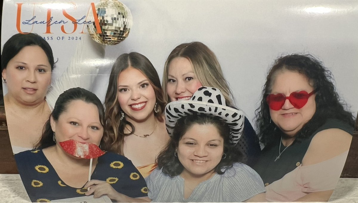 DoraOrt07979149's tweet photo. Celebrating Lauren’s graduation 👩🏻‍🎓 https://t.co/0maVhGImvn