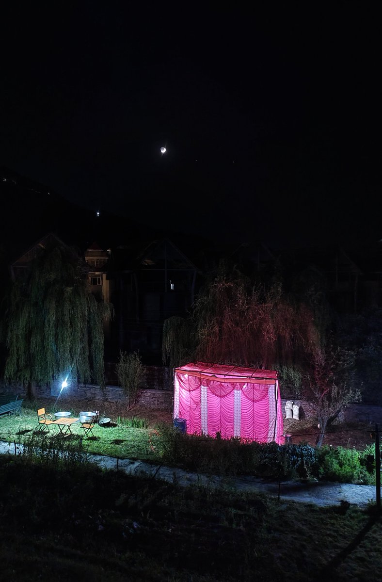 sidhshuk's tweet image. Cooking for the Dham started sometime ago and will continue well into the night.

A crescent moon giving company and proving us with a little more light.  🌜

#mashobra #dham #himalayas #HimachalPradesh #mountains