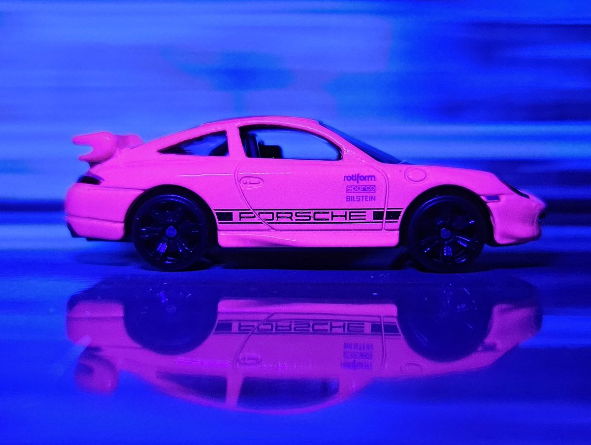 MAATOMO58's tweet photo. いつもホットウィールを買ってる玩具店に行ったら #NEONSPEEDERS のピンクポルシェが有ったので買ってきましたよ♪しかし、このポルシェ車高高くないですか?
#ホットウィール #HotWheels https://t.co/5XcvEYOgk8