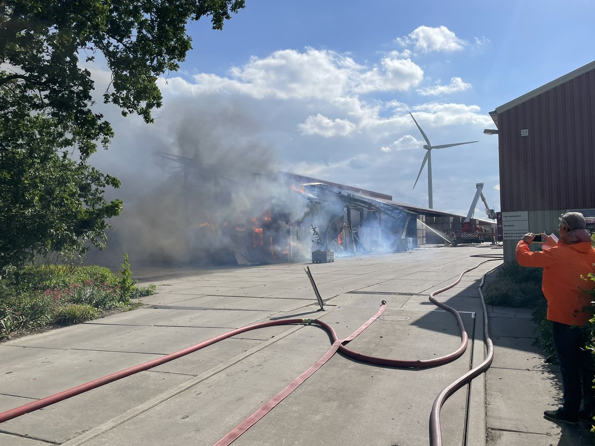 Zeer grote brand bij een bedrijf aan de Winkelweg in Zeewolde. Brand in een loods. Deze brand zorgt voor veel rook, houdt ramen en deuren gesloten en zet eventueel mechanische ventilatie uit.