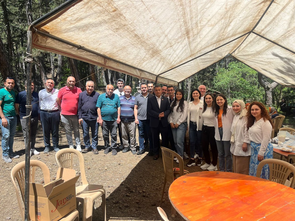 TCKIZILCAHAMAM's tweet photo. Türk mutfağının zenginliklerini ve yöresel lezzetlerini tanıtmak için ‘İskilip dolması’ İlçemiz Atatürk Çamı Göl Mevkii’nde düzenlenen etkinlikte sergilendi ve katılımcıların beğenisine sunuldu.

Etkinlikte misafirlere İskilip dolmasının yapılışı ve tarihi hakkında bilgi verildi. https://t.co/HJhSim79PA