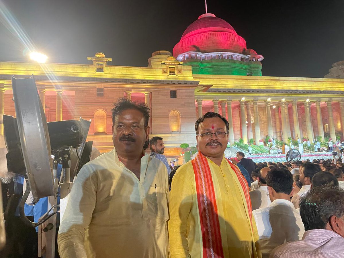 viswadeep12345's tweet photo. मा.#जितिनप्रसाद जी को उत्तर प्रदेश से एक मात्र ब्राह्मण चेहरा के रूप में भारत सरकार में  मंत्री बनने की बहुत बहुत बधाई।
 शुभ कामनाएं ।
आज मुझे राष्ट्रपति भवन दिल्ली में इन पलों का साक्षी बनने की खुशी प्राप्त हुई।💐💐💐💐
जय श्री परशुराम 🚩 https://t.co/9rSLqlC8yw