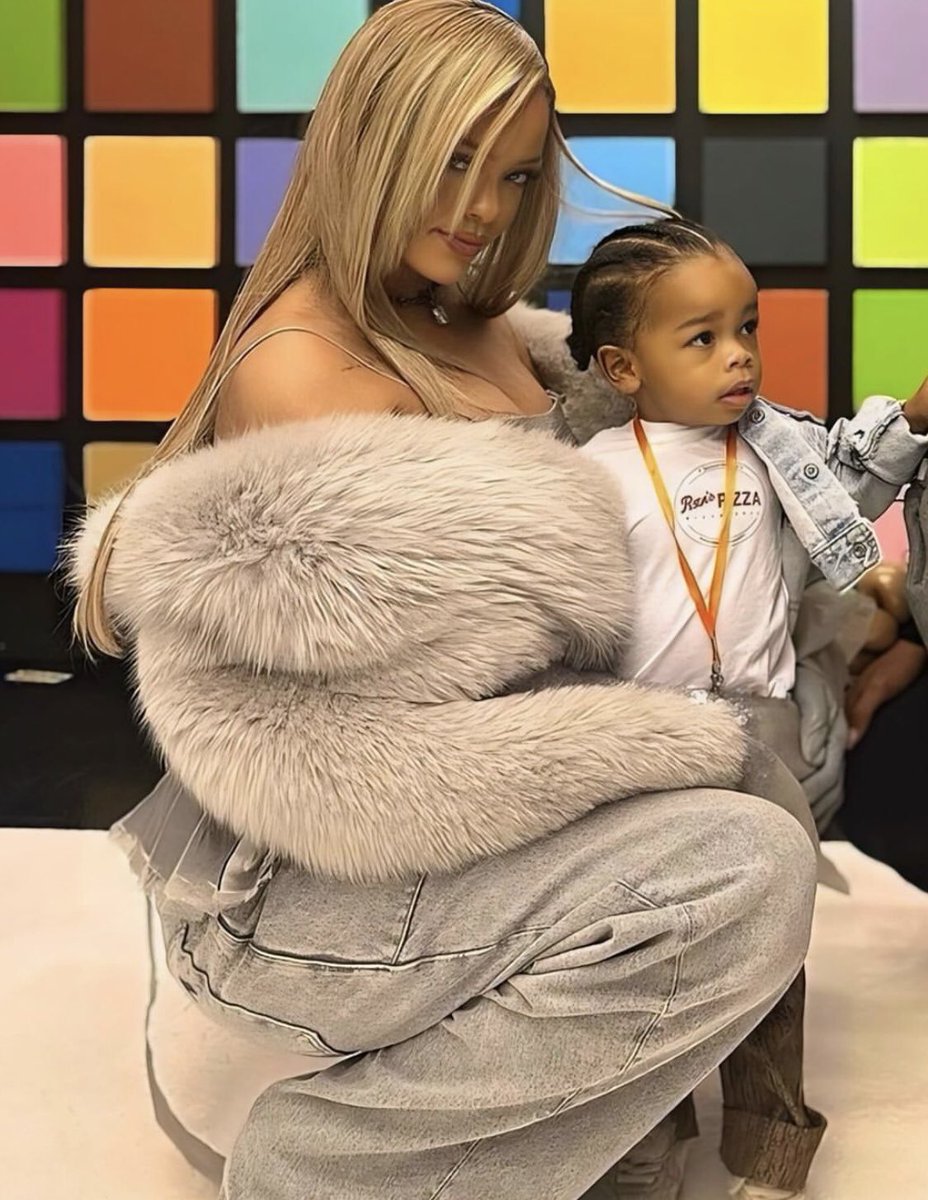 FentyLounge's tweet photo. Rihanna be like “Rza give me a minute baby mummy needs to serve” https://t.co/QAjp6fUh7f