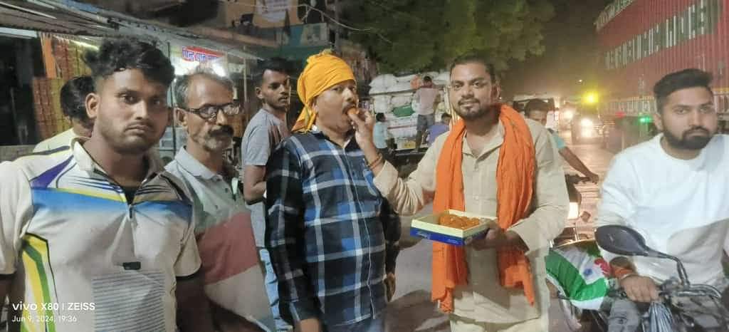 as7827140's tweet photo. विश्व के सर्वाधिक लोकप्रिय नेता आदरणीय श्री @narendramodi जी ने आज तीसरी बार प्रधानमंत्री पद की शपथ ली है।
इस ऐतिहासिक अवसर पर संपूर्ण देश हर्षित है, उत्साहित है। परिवार जन गर्व से भरे हुए हैं। ��ह भारत का नया सूर्योदय है।
@narendramodi @myogiadityanath @rajnathsingh @bjp4balliait https://t.co/MZrR6U9Tl6
