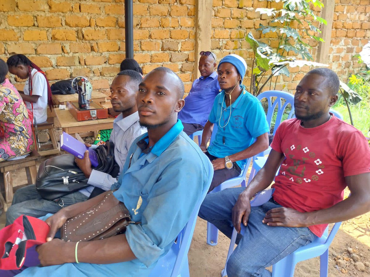 FOFRALO's tweet photo. Activités du Président du Conseil d'Administration
@NdoSiya du 19/01 au 03/02/24 au siège de
@FOFRALO à Mbanza-Ngungu au Kongo Central. Visites des sites avec les collaborateurs et les hôtes et partenaires. https://t.co/7ShA3MIuVJ