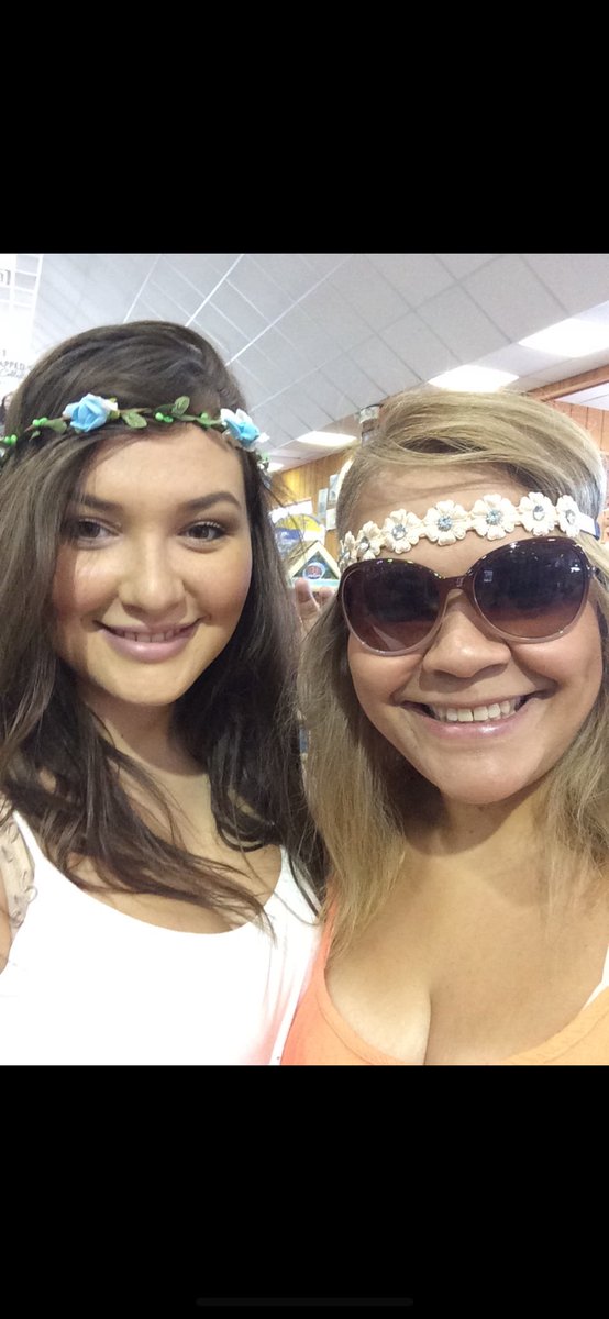 RebeccaDaPron's tweet photo. Happy birthday to my beautiful daughter. 😘🎁🛍️🧁🎉 https://t.co/6KpKwFoN8I
