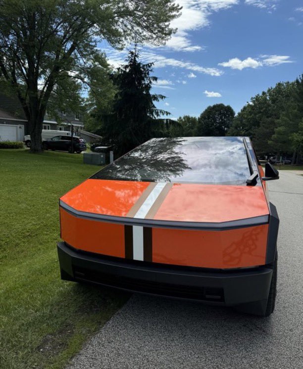 MLFootball's tweet photo. WILD: CLEVELAND #BROWNS TESLA CYBERTRUCK 

😱

(Via @NickPedone12) https://t.co/x2JHpTnNlZ
