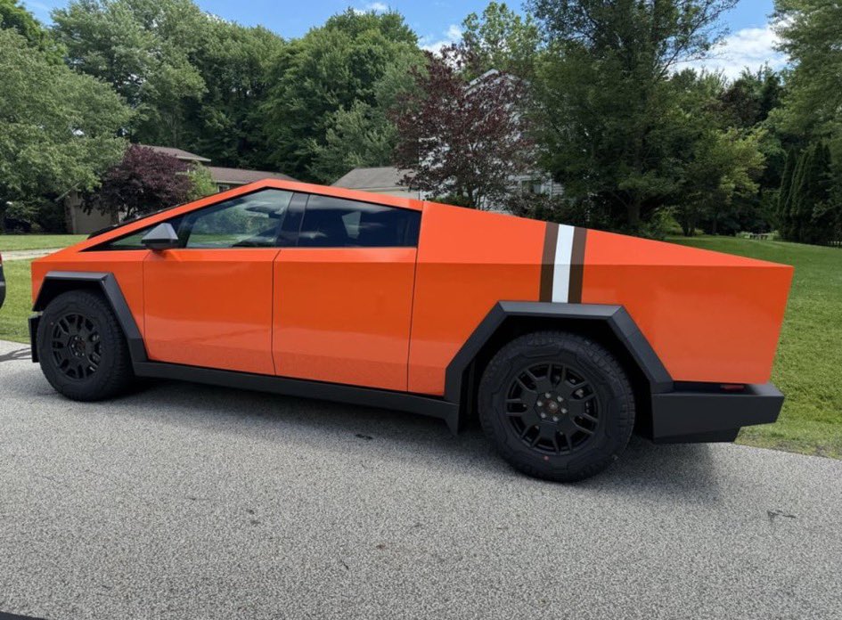 MLFootball's tweet photo. WILD: CLEVELAND #BROWNS TESLA CYBERTRUCK 

😱

(Via @NickPedone12) https://t.co/x2JHpTnNlZ