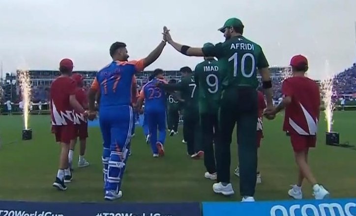 Cricketracker's tweet photo. 💙💚 #INDvsPAK https://t.co/HFIJIh1dqa