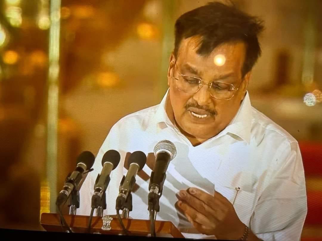 rajashaikh4u's tweet photo. Congratulations @CRPaatil  ji  
https://t.co/vntF4JV8b7
મેં મારા તેમની સાથેના અનુભવના આધારે લખેલા ૩૧ જુલાઈ ૨૦૨૦ના બ્લોગમાં એક લાઈન લખી હતી કે પાટીલજી લાંબી રેષના ઘોડા છે. તે વાત સમયાંતરે સાબિત થતી આવી છે. પાટીલજીનું એ-ટુ-ઝેડ આ બ્લોગમાં વાંચી શકો.. 
@BJP4Gujarat @BJP4SuratCity https://t.co/mio5QhF0ae