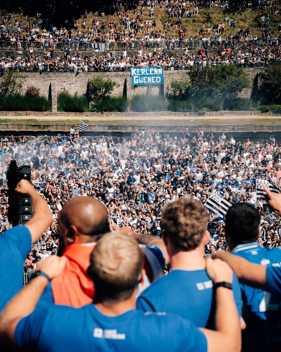 RugbyClubVannes's tweet photo. Le bouclier à la maison 🏆
On vous aime 💙

#FiertéBretonne https://t.co/cAsbZiJEnC