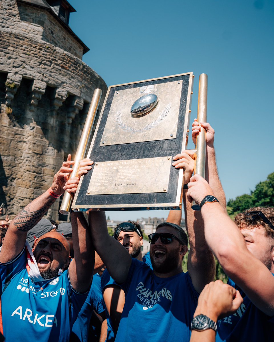 RugbyClubVannes's tweet photo. Le bouclier à la maison 🏆
On vous aime 💙

#FiertéBretonne https://t.co/cAsbZiJEnC