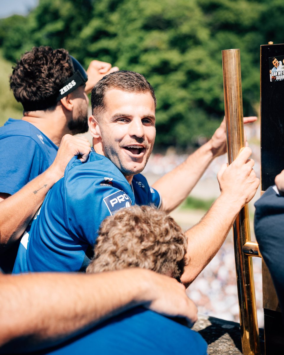 RugbyClubVannes's tweet photo. Le bouclier à la maison 🏆
On vous aime 💙

#FiertéBretonne https://t.co/cAsbZiJEnC