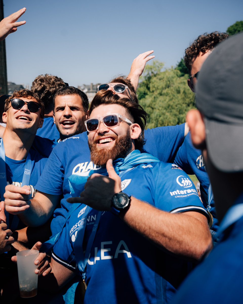 RugbyClubVannes's tweet photo. Le bouclier à la maison 🏆
On vous aime 💙

#FiertéBretonne https://t.co/cAsbZiJEnC