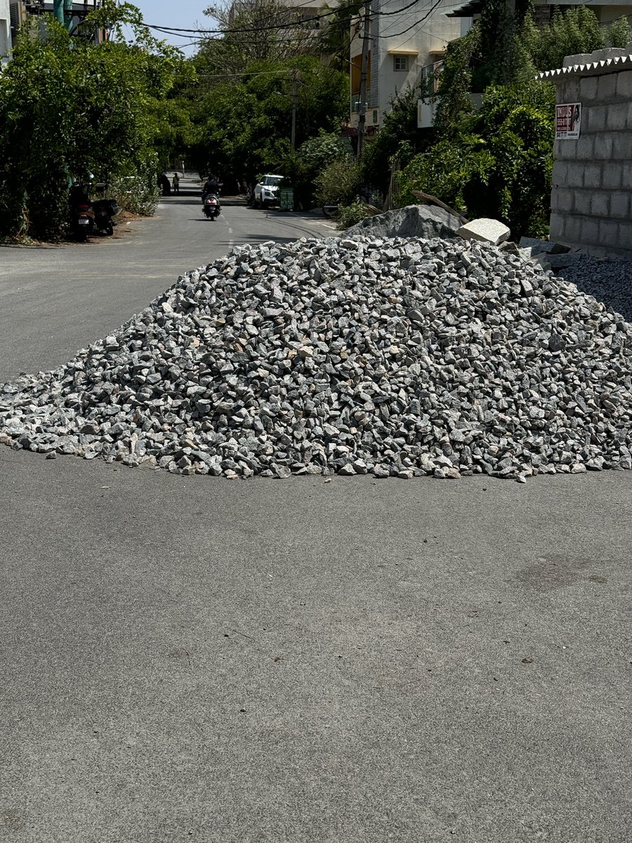 AswathiMohanpk's tweet photo. @_kanakapuraroad  Large construction materials blocking sidewalks &amp; roads near Vidyashilp School Banashankari create safety hazards for pedestrians &amp; drivers. Especially dangerous for students.Exact location-Jayanagar housing society layout ,Gubbalala. Please help us https://t.co/qsdZAdoTf8