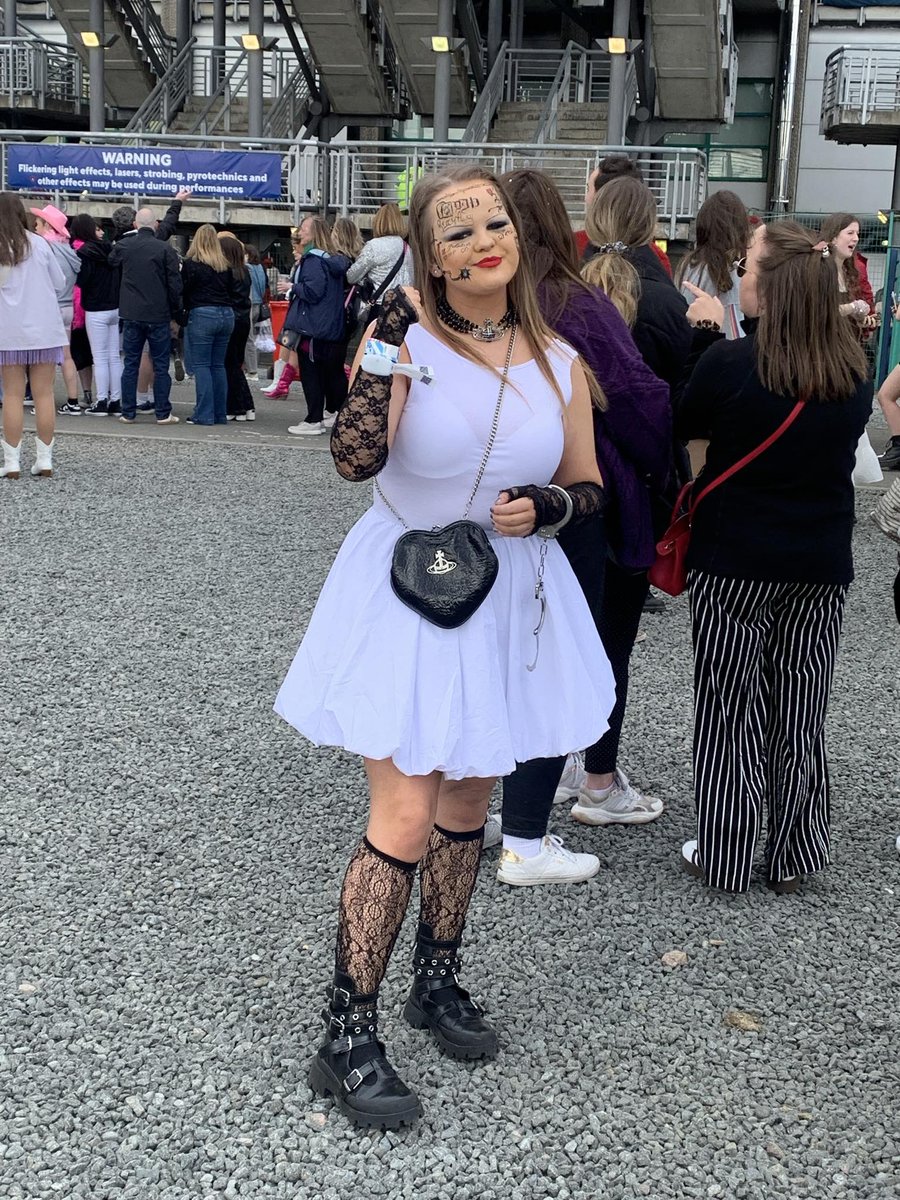 zoeeglenmakeup's tweet photo. @taylornation13 i love you, it’s ruining my life🖤🩶🤍 #EdinburghTStheErasTour #tstheerastour https://t.co/2g2dMmQTNg
