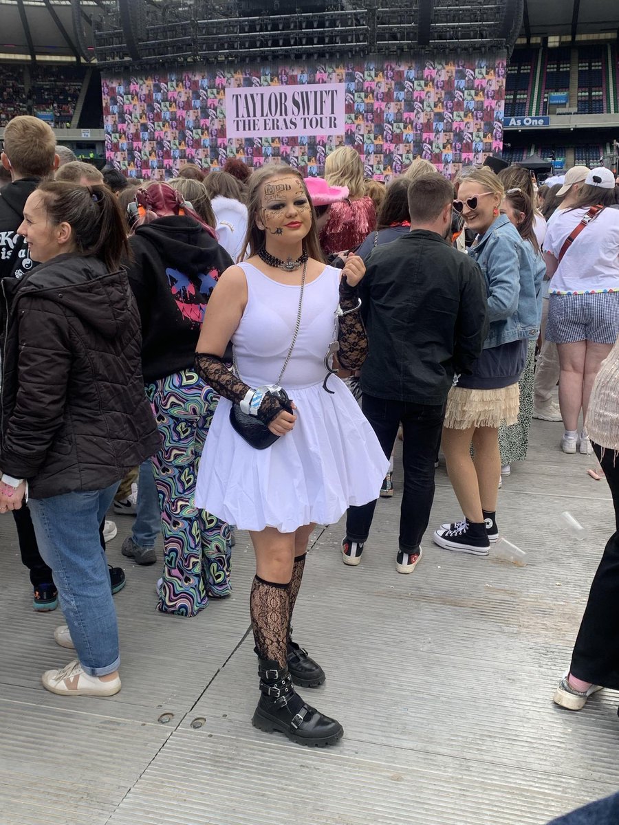 zoeeglenmakeup's tweet photo. @taylornation13 i love you, it’s ruining my life🖤🩶🤍 #EdinburghTStheErasTour #tstheerastour https://t.co/2g2dMmQTNg