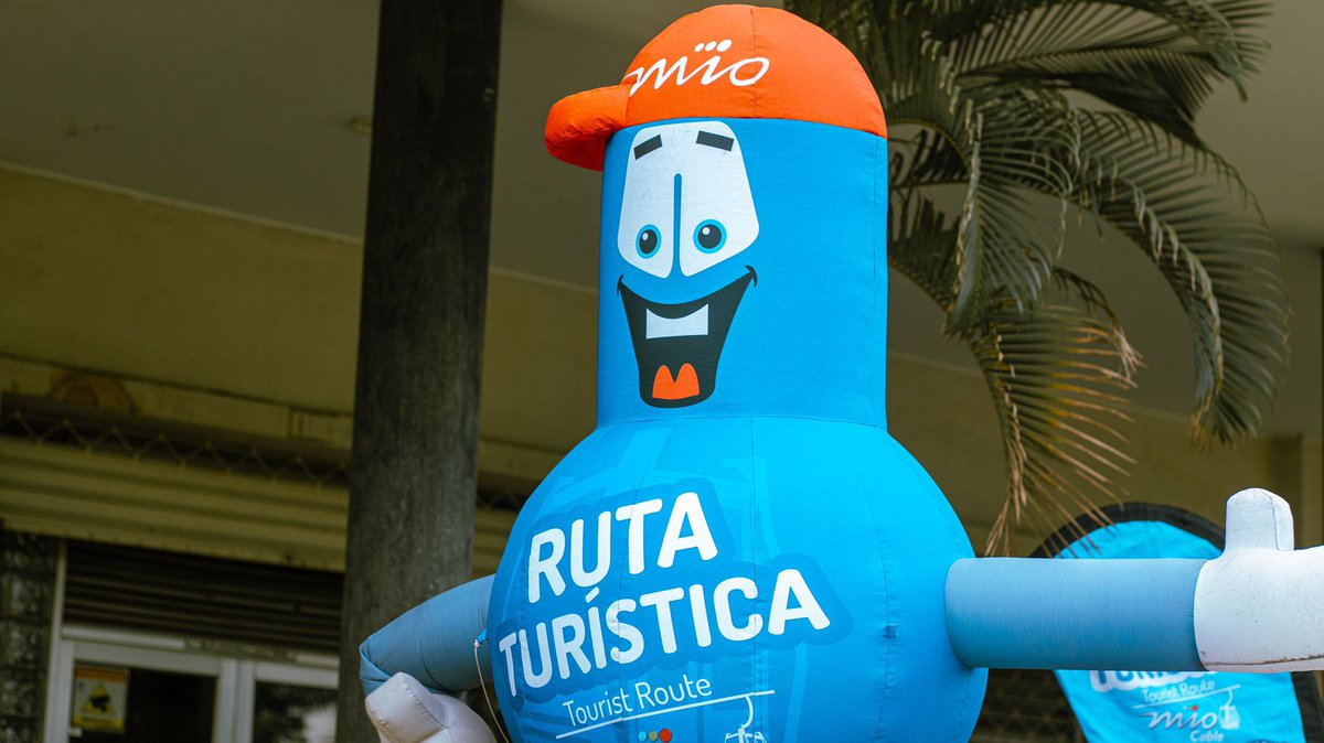 METROCALI's tweet photo. ¡El #MIO presente en la #MediaMaratonDeCali!🚌🏃🏻♂️
En su paso por el edificio de #MetroCali, los corredores de este evento deportivo recibieron todo el apoyo de nuestro equipo de asesores para motivarlos a llegar a la meta. 🥇 https://t.co/bUQftdrwoP