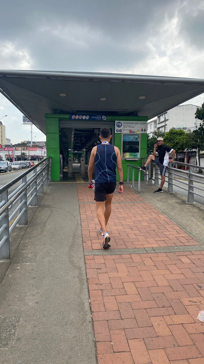 METROCALI's tweet photo. ¡El #MIO presente en la #MediaMaratonDeCali!🚌🏃🏻♂️
En su paso por el edificio de #MetroCali, los corredores de este evento deportivo recibieron todo el apoyo de nuestro equipo de asesores para motivarlos a llegar a la meta. 🥇 https://t.co/bUQftdrwoP
