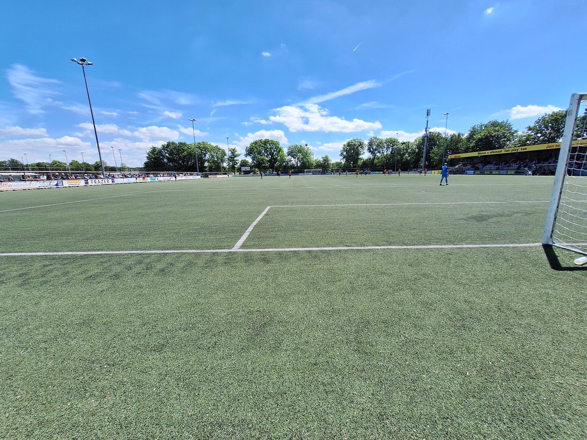 niek92jansen's tweet photo. Sportpark de IJsselweide, Ulft π
SDOUC wint met 2-0 van DCS uit Zevenaar en speelt volgende week in de finale om promotie naar de Tweede Klasse tegen WVVβ34 uit Hengevelde β½οΈ
DCS is naar de Derde Klasse gedegradeerd.
#SDOUC #Ulft #DCS #Groundhopping #Groundhoppen https://t.co/F5Uknft9qN