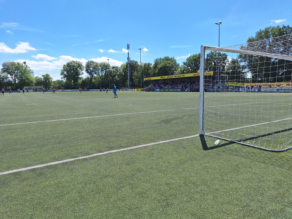 niek92jansen's tweet photo. Sportpark de IJsselweide, Ulft π
SDOUC wint met 2-0 van DCS uit Zevenaar en speelt volgende week in de finale om promotie naar de Tweede Klasse tegen WVVβ34 uit Hengevelde β½οΈ
DCS is naar de Derde Klasse gedegradeerd.
#SDOUC #Ulft #DCS #Groundhopping #Groundhoppen https://t.co/F5Uknft9qN