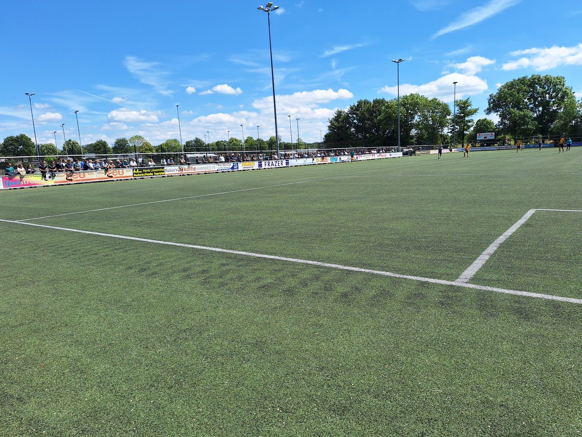 niek92jansen's tweet photo. Sportpark de IJsselweide, Ulft π
SDOUC wint met 2-0 van DCS uit Zevenaar en speelt volgende week in de finale om promotie naar de Tweede Klasse tegen WVVβ34 uit Hengevelde β½οΈ
DCS is naar de Derde Klasse gedegradeerd.
#SDOUC #Ulft #DCS #Groundhopping #Groundhoppen https://t.co/F5Uknft9qN