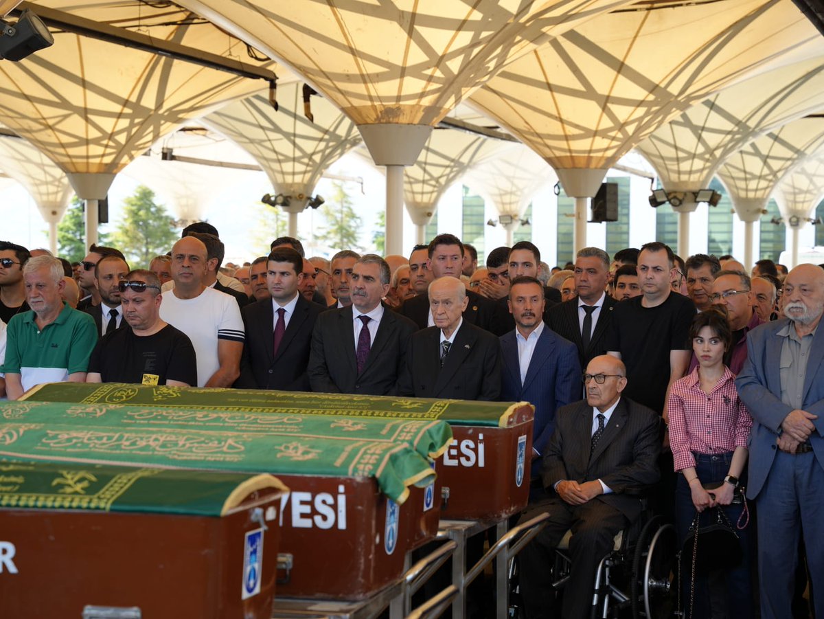 MHP_Bilgi's tweet photo. Genel Başkanımız Sayın Devlet BAHÇELİ, Ülkü Ocakları Birliği Genel Başkanlarından Dr. İbrahim DOĞAN'ın Ankara Karşıyaka Mezarlığı'nda düzenlenen cenaze törenine katıldı. https://t.co/VnE6EdnmiP